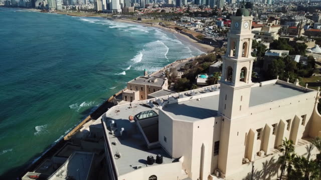 Iglesia-vista-de-St.-Peters-aéreos-y-la-costa-de-Jaffa