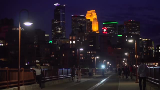 Minneapolis-Skyline---Stein-Bogen-Brücke-in-der-Nacht---Bokeh,-Rack-Fokus