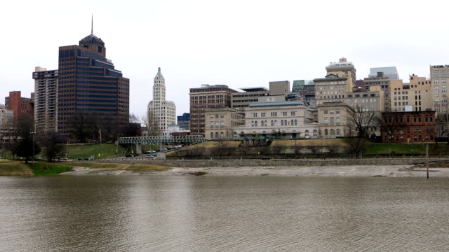 View-of-Mississippi-River-and-Memphis-cityscape