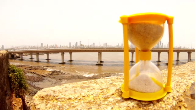 Bandra-Worli-Meer-Link-Mumbai-vor-dem-kleinen-Sandglas-Sand-langsam-fallen-Hand-dreht-es