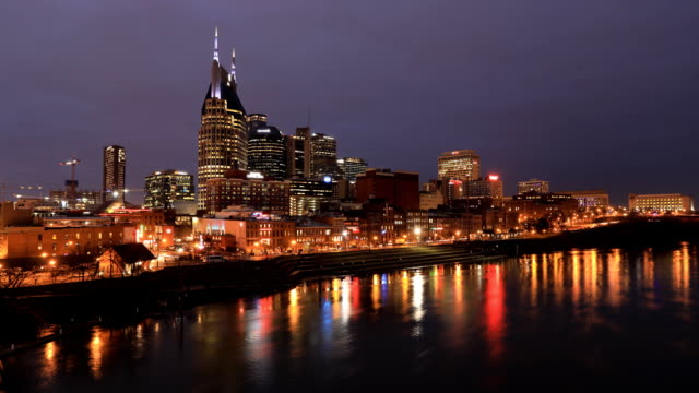 Tag-für-Nacht-Zeitspanne-von-Nashville,-Tennessee-Skyline-und-Fluss