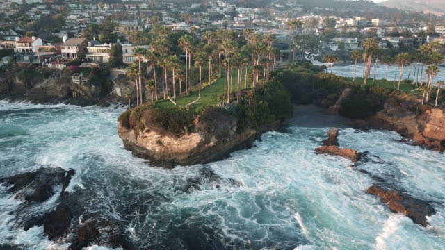 Vista-aérea-de-la-costa-del-Pacífico-desde-Crescent-Bay-Point-Park,-en-Laguna-Beach,-California.