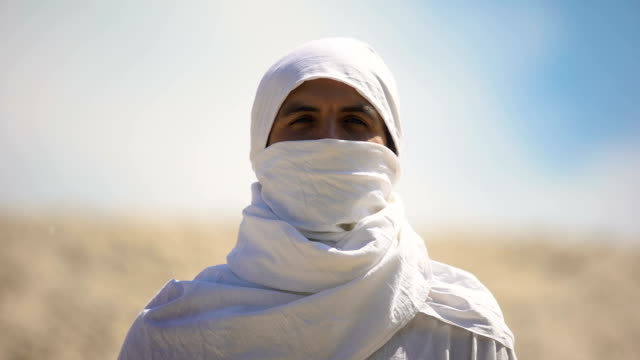 Beduinen-in-weißen-Kleidern,-die-vor-der-Kamera,-islamische-Religion-und-Traditionen-suchen