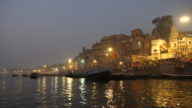 Barcos-en-el-río-Ganges,-Varanasi-,-India