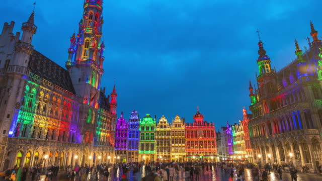 Vídeo-de-lapso-de-tiempo-del-monumento-a-la-plaza-Grand-Place-en-la-ciudad-de-Bruselas,-Bélgica-por-la-noche