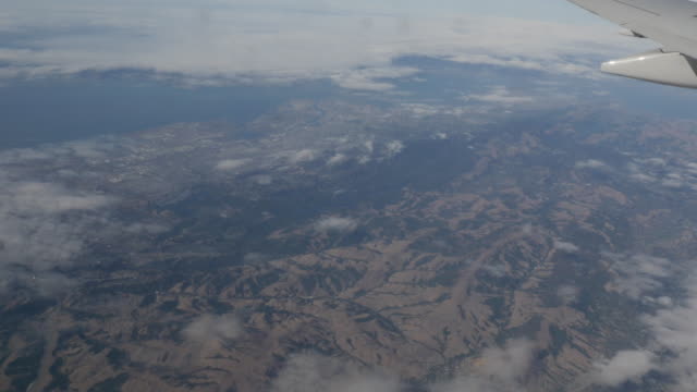 Luftaufnahme-von-San-Francisco-und-Oakland-Suburbs-aus-dem-Flugzeugfenster-4k