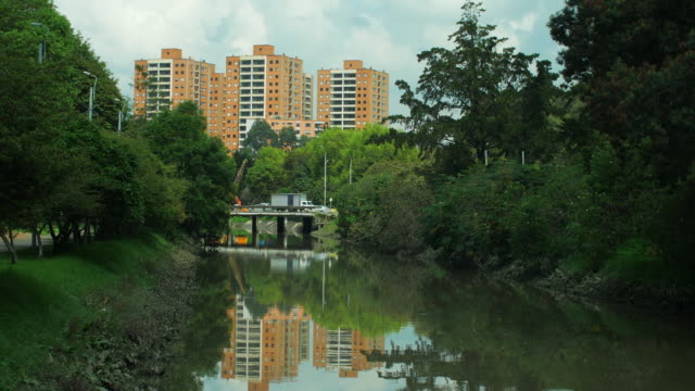 Blick-auf-den-Fluss-und-das-Wohngebiet-der-Stadt-in-Nord-Bogoté,-Kolumbien
