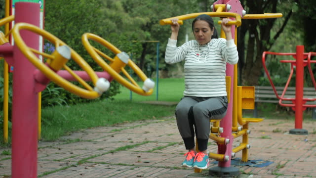 Mujer-hispana-haciendo-ejercicio-en-parque-público-en-Bogotá,-Colombia