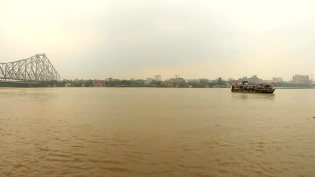 ferry-flotaen-en-los-edificios-del-río-Hoogli-de-la-ciudad-de-Calcuta-en-la-construcción-del-puente-Howrah-de-la-orilla
