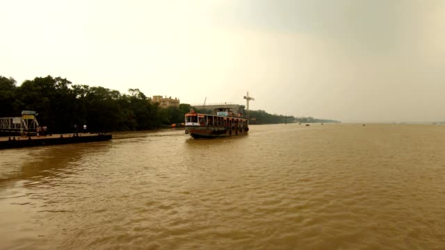 Fähre-landet-zum-Pier-Fluss-Hoogli-Bäume-am-Ufer-Kolkata-bewölkten-Tag
