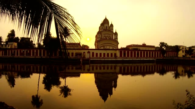 Schöner-Sonnenuntergang-in-der-Nähe-von-Dakshineswar-Tempel-Teiche-Reflexion-in-Spiegeloberfläche-der-Wasserpalmen-Ramakrishna-Mission