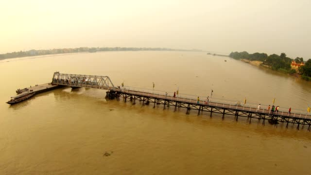 Personas-en-el-muelle-en-el-río-Hooghly-templo-hindú-en-la-orilla-Ramakrishna-misión-delta-de-la-puesta-de-sol-de-Ganges-Kolkata