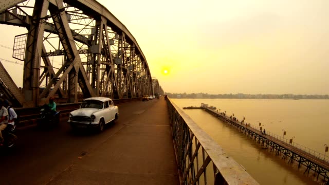 Nivedita-Kabel-stayed-Brücke-alte-Autos-Wagen-fahren-Sonnenuntergang-Pier-auf-Fluss-rosa-Licht-in-der-Nähe-von-Kali-Tempel-Ramakrishna-Mission