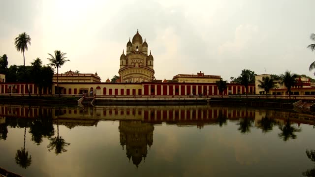 Schöne-große-Tempel-mit-Reflexion-im-Wasser-des-Teiches-mit-Spiegeloberfläche-Ramakrishna-Mission-Kolkata-bewölkten-Tag