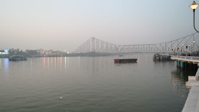 Howrah-Bridge-es-un-puente-con-un-tramo-suspendido-sobre-el-río-Hooghly-o-Ganges-en-Bengala-Occidental,-India.