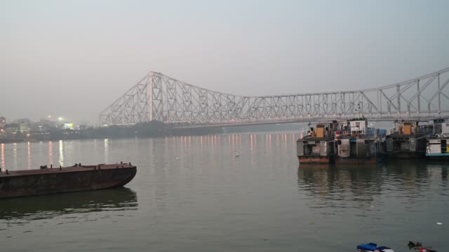 Howrah-Bridge-es-un-puente-con-un-tramo-suspendido-sobre-el-río-Hooghly-o-Ganges-en-Bengala-Occidental,-India.