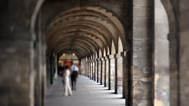 Los-turistas-caminando-en-lugar-de-Vosges-en-París,-cambio-de-inclinación