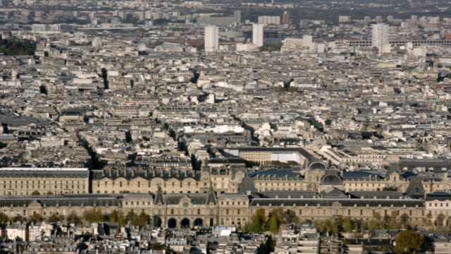 París,-Francia,-20-de-noviembre-de-2014:-Toma-aérea-de-la-creación-del-Louvre-en-París.-Toma-panorámica-a-la-izquierda-y-derecha-de-día