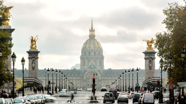 París,-Francia---15-de-noviembre-de-2014:-Hotel-de-los-inválidos-y-el-puente-Alexandre-3-en-París,-Francia.-Time-lapse