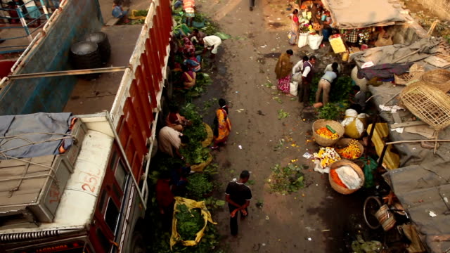 Street-Scene-in-Kolkata-(Calcutta),-India:-Flower-Market