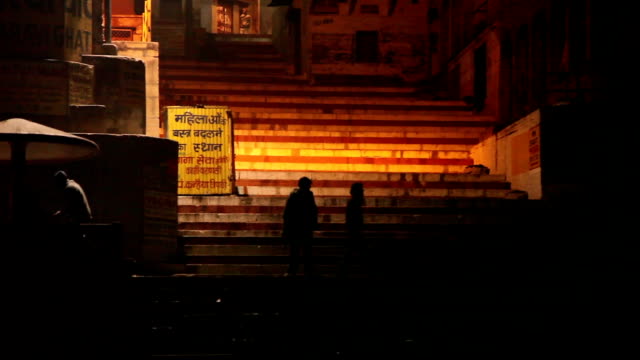 Cámara-lenta-de-pan-por-el-Ghats:-Varanasí,-India