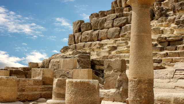 Antiguas-ruinas-cerca-de-las-Pirámides-de-Giza.-Egipto.-Timelapse