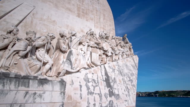 Denkmal-der-Entdeckungen-feiert-die-portugiesische,-die-an-das-Zeitalter-der-Entdeckungen,-Lissabon,-Portugal-timelapse-hyperlapse