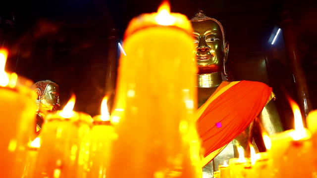 Buddha-Statuen-mit-Kerzen-in-Tempel