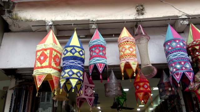 Lámparas-de-tela-street-market-en-Nueva-Delhi,-India