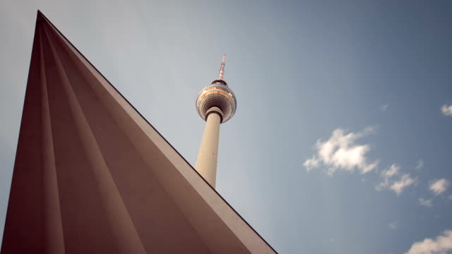 Berlín-torre-de-televisión-(Fernsehturm)-en-FullHD-Timelapse-con-nube-dinámica