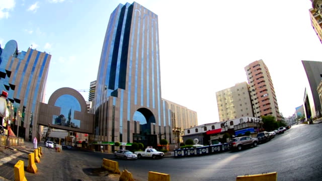 King-Street,-en-el-corazón-de-la-ciudad-de-Jeddah-en-el-mañana