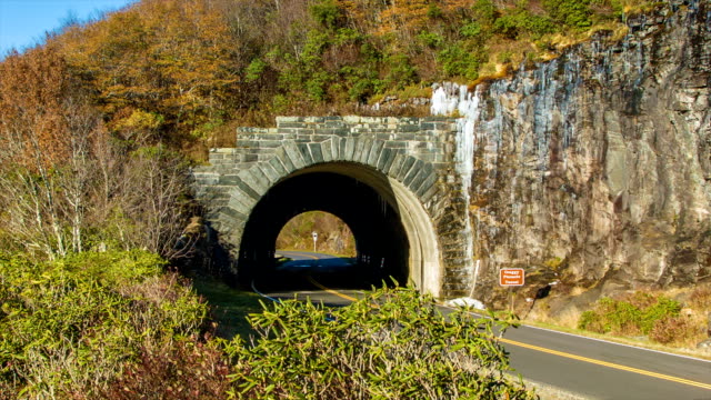 Vehículo-atravesando-Craggy-Pinnacle-túnel-en-Blue-Ridge-Parkway