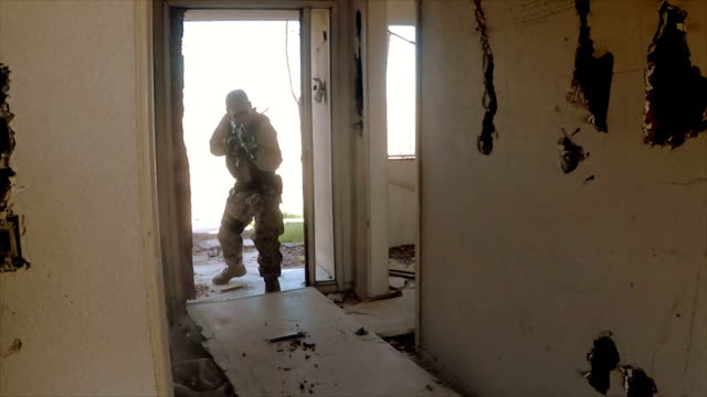 Soldier-gritando-en-puerta-(cámara-lenta)