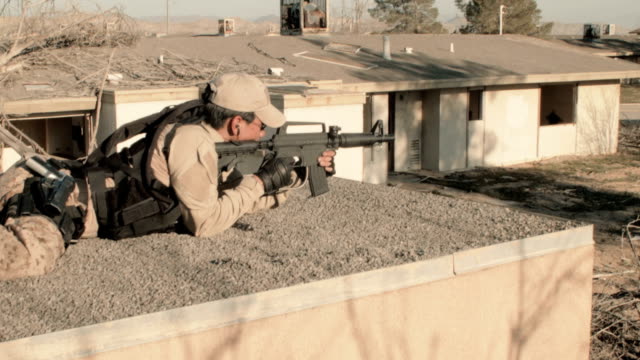 Soldaten-zu-anfällig-Position-mit-Gewehr
