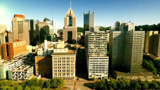 Mosca-por-el-centro-de-la-ciudad-de-Pittsburgh