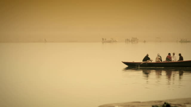 Boat-and-Seagulls,-Ganges-River,-Varanasi,-India.