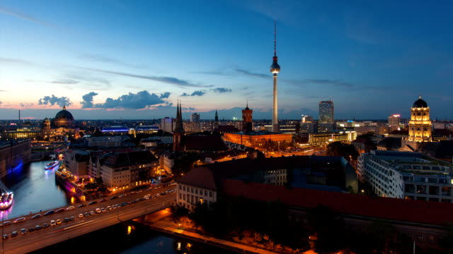 Timelapse-del-horizonte-de-la-ciudad-de-Berlín-con-tráfico-en-Full-HD-1080-p