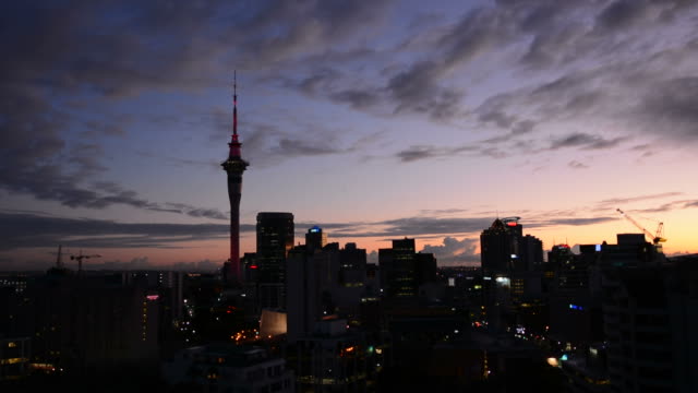 Silhouette-der-skyline-von-Auckland-im-Sonnenaufgang