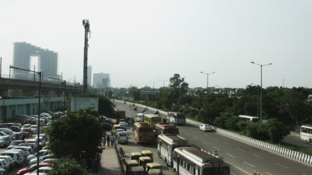Lapso-de-tiempo-de-disparo-de-movimiento-de-tráfico-en-calle-de-la-ciudad,-Delhi,-India