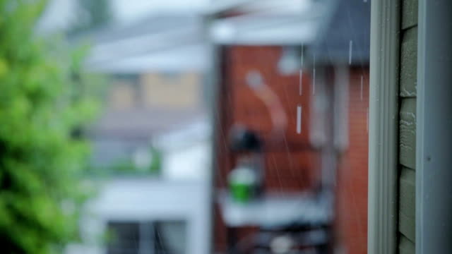 Abstrakt-verschwommen-Video-von-einem-regnerischen-Tag-in-einem-Vorort