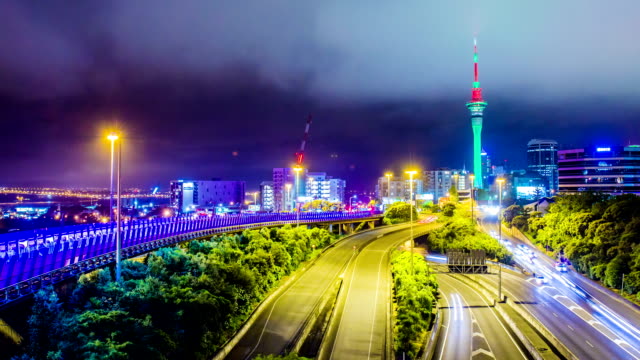 Zeitraffer-Verkehr-Blick-bei-Nacht-in-Auckland,-Neuseeland
