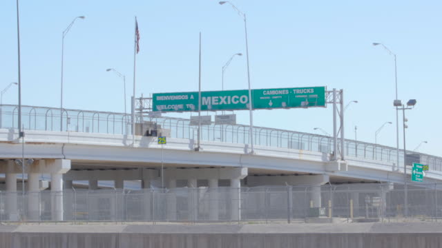 Wide-Shot-of-Mexico-Border
