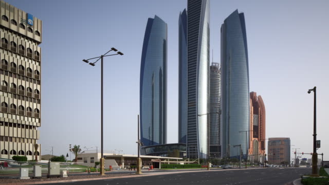 Abu-Dhabi-Emiratos-Árabes-Unidos-atardecer-de-la-ciudad-de-Bahía-street,-el-panorama-4-K-lapso-de-tiempo