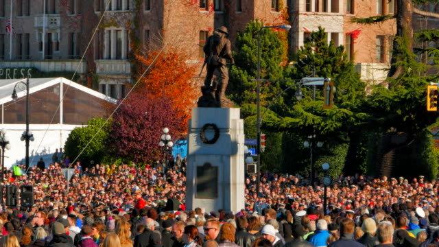 Soldaten-Denkmal-Cenotaph-und-sehr-große-Menschenmenge-auf-Remembrance-Day
