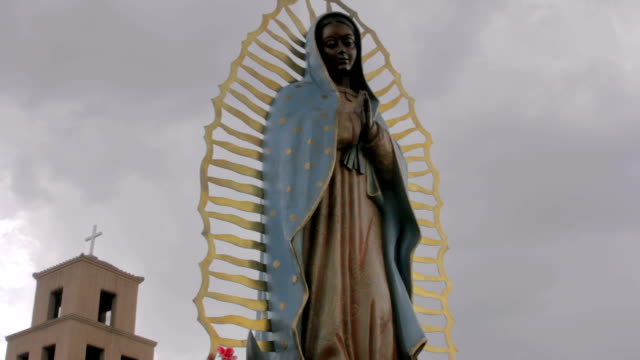 Ángulo-bajo-de-una-estatua-de-la-Virgen-Guadalupe-de-una-iglesia-católica-mexicana