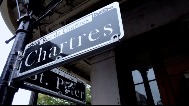 Famosa-calle-de-Chartres-en-el-francés-barrio-Nueva-Orleans