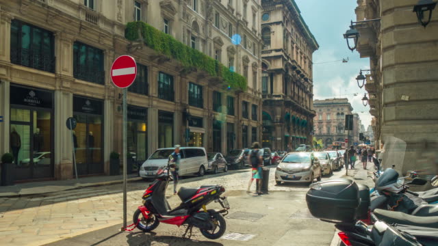 Italia-verano-día-Milán-ciudad-tráfico-calle-panorama-4k-lapso-de-tiempo