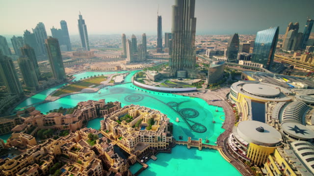 Dubai-hotel-famoso-día-fuente-techo-superior-panorama-4-tiempo-k-lapso-Emiratos-Árabes-Unidos