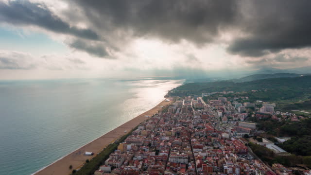 España-verano-tormenta-día-barcelona-ciudad-Playa-Bahía-aérea-panorama-4k-lapso-de-tiempo