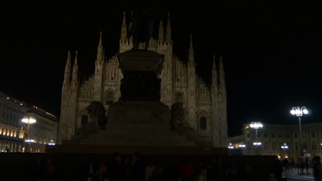 Italia-Milán-noche-iluminación-famoso-duomo-Catedral-cuadrada-frente-a-pie-panorama-4k